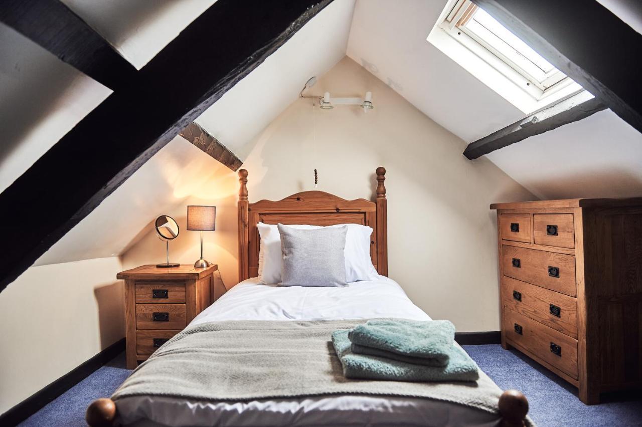 Penuwch Boathouse- Lakeside Rural Cottage Ideal For Families With Indoor Heated Pool カーマーゼン エクステリア 写真