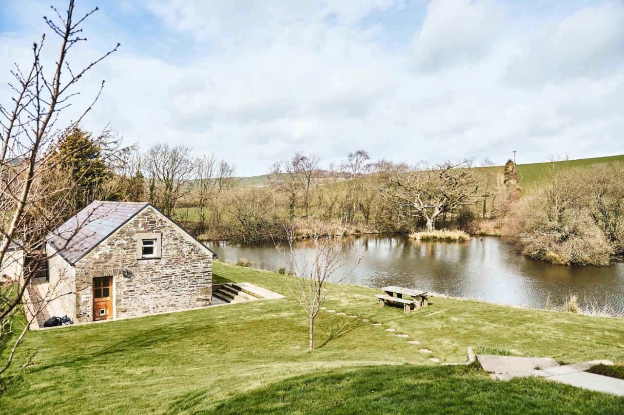 Penuwch Boathouse- Lakeside Rural Cottage Ideal For Families With Indoor Heated Pool カーマーゼン エクステリア 写真