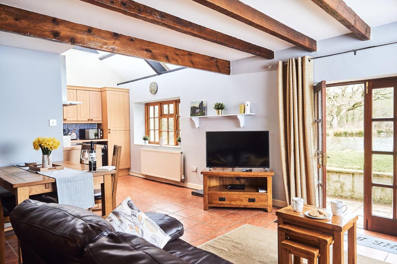 Penuwch Boathouse- Lakeside Rural Cottage Ideal For Families With Indoor Heated Pool カーマーゼン エクステリア 写真