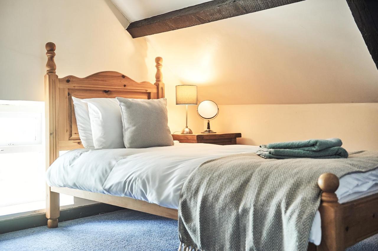 Penuwch Boathouse- Lakeside Rural Cottage Ideal For Families With Indoor Heated Pool カーマーゼン エクステリア 写真