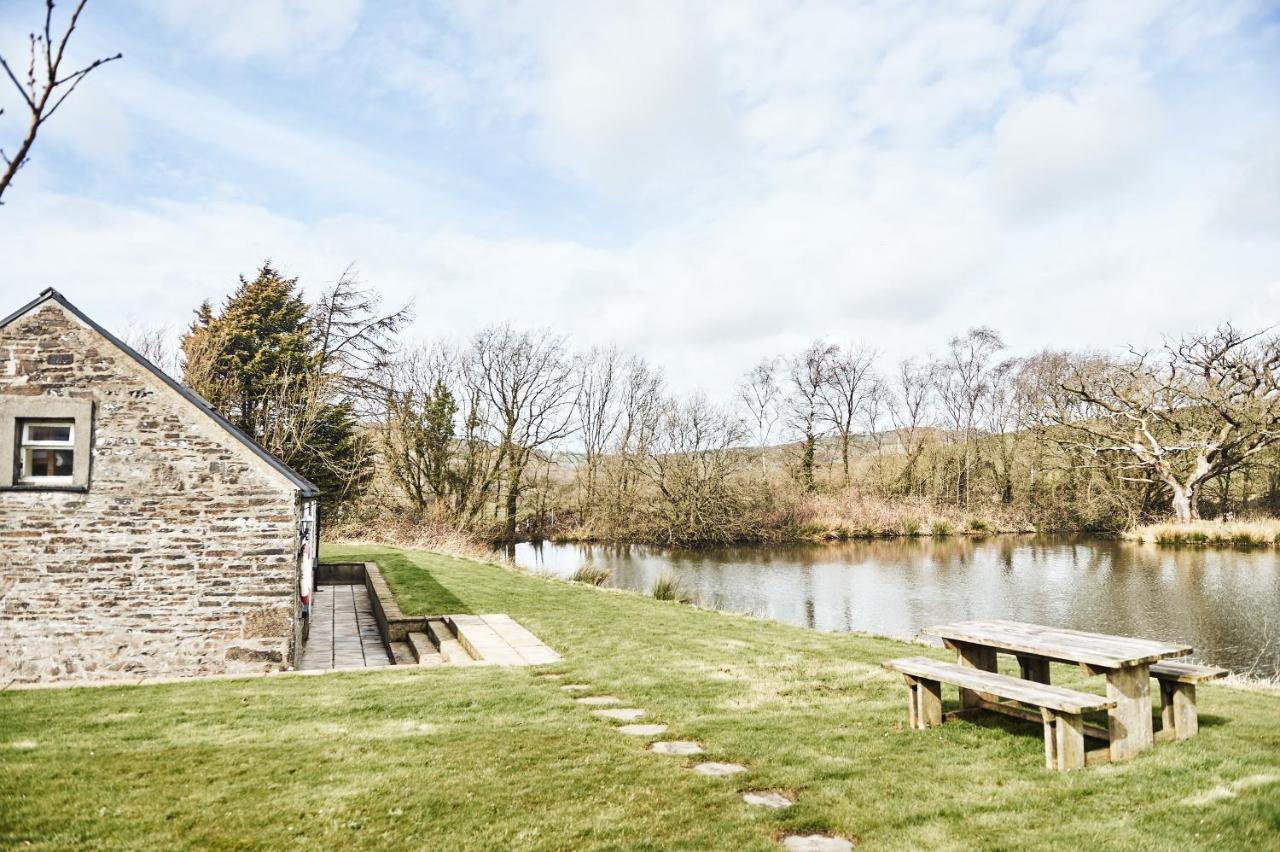 Penuwch Boathouse- Lakeside Rural Cottage Ideal For Families With Indoor Heated Pool カーマーゼン エクステリア 写真