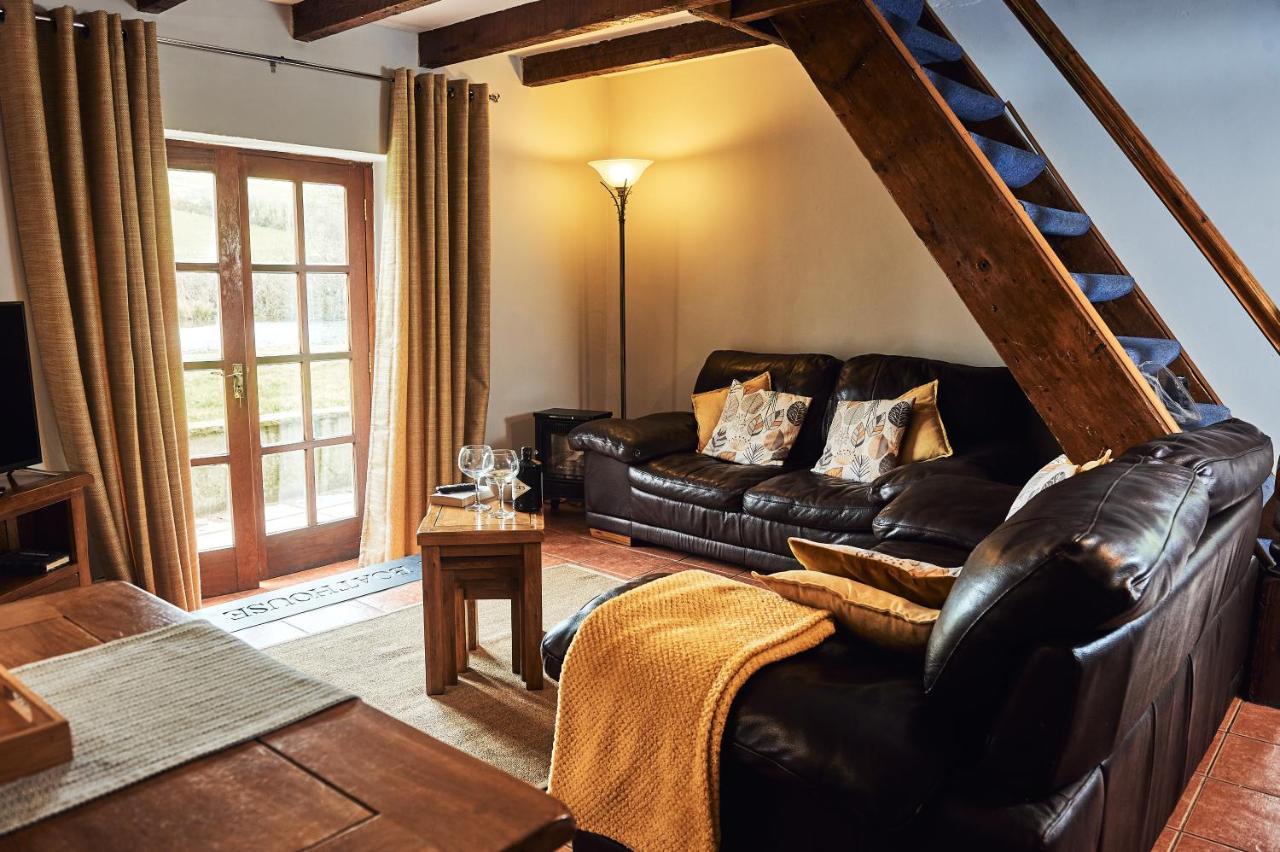 Penuwch Boathouse- Lakeside Rural Cottage Ideal For Families With Indoor Heated Pool カーマーゼン エクステリア 写真
