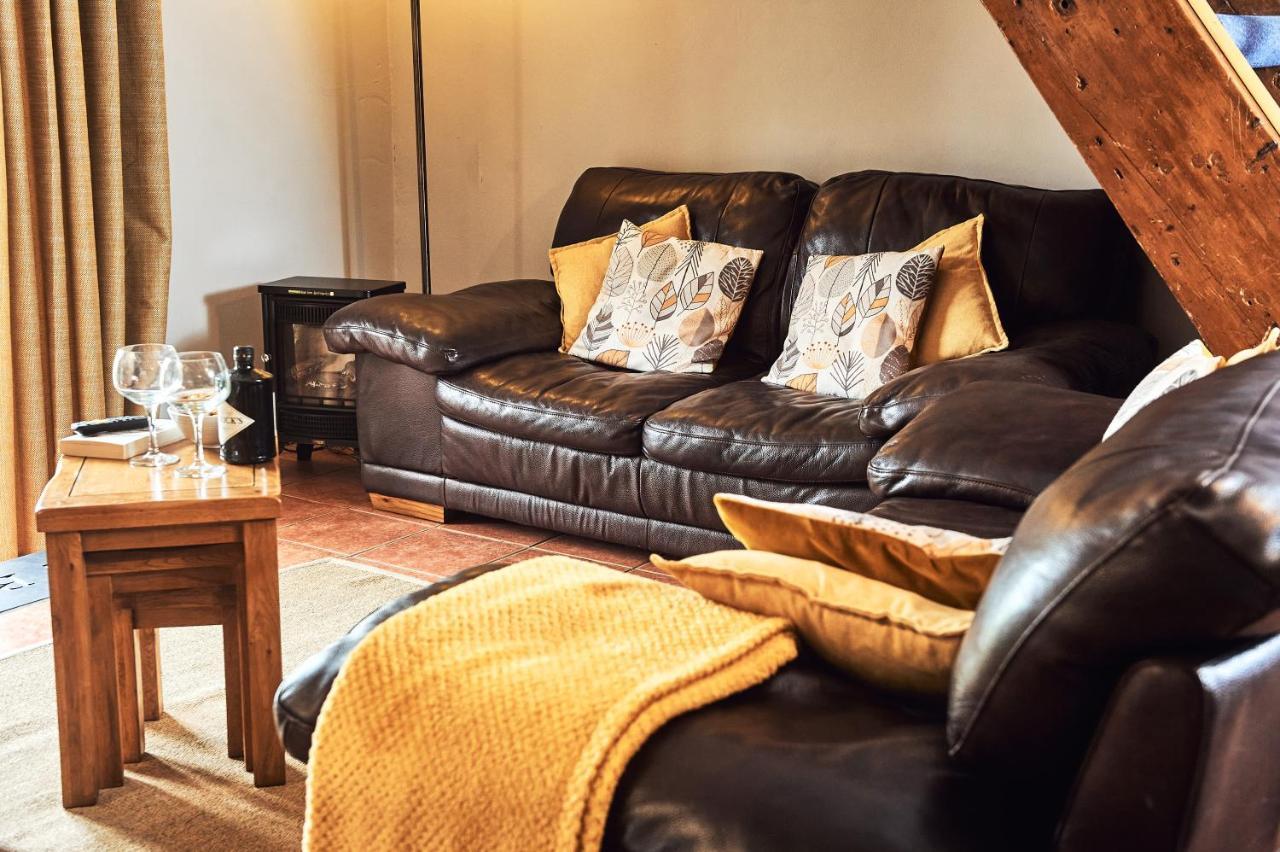 Penuwch Boathouse- Lakeside Rural Cottage Ideal For Families With Indoor Heated Pool カーマーゼン エクステリア 写真