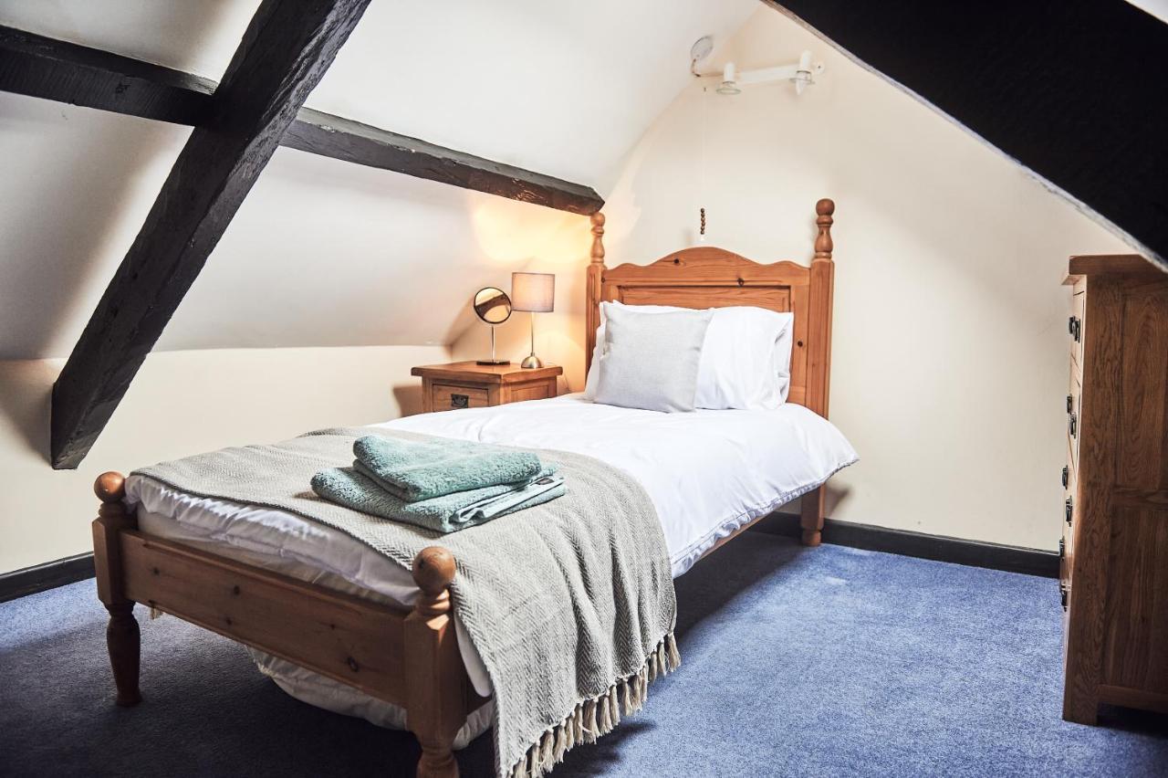 Penuwch Boathouse- Lakeside Rural Cottage Ideal For Families With Indoor Heated Pool カーマーゼン エクステリア 写真